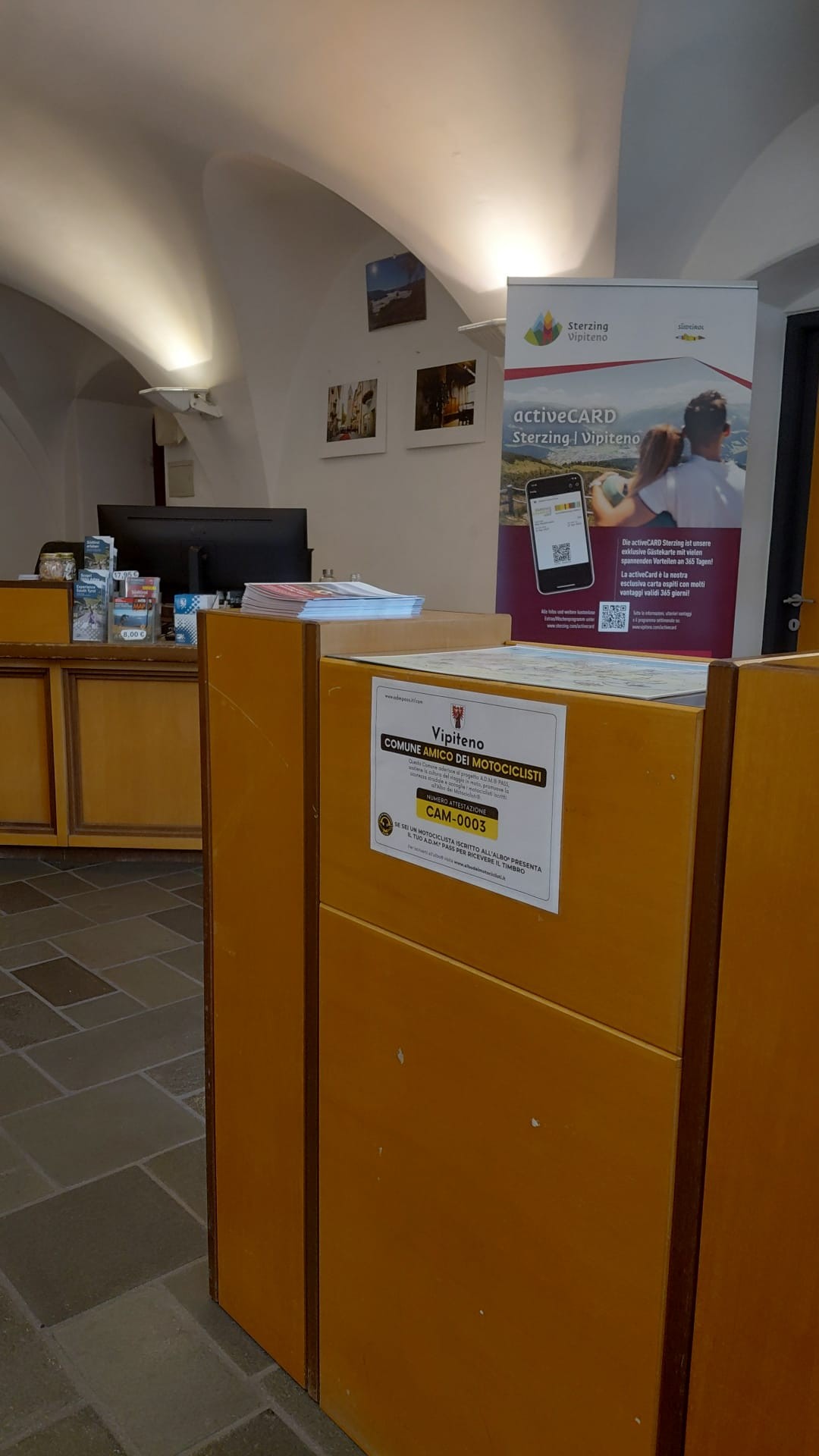 Locandina 'Comune Amico dei Motociclisti' esposta presso un ufficio del Comune di Vipiteno, con numero di attestazione CAM-0003