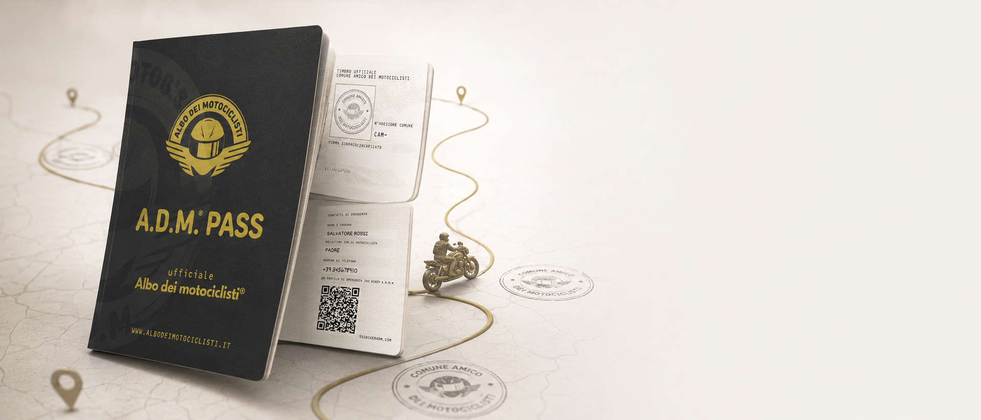 Il documento A.D.M.® PASS aperto sulle pagine interne con QR code e contatti d'emergenza, poggiato su una mappa con il percorso di viaggio